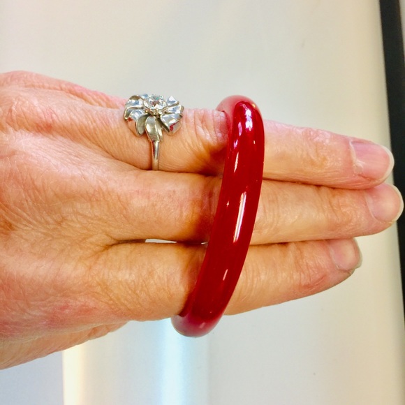 Red Bakelite Bangle Bracelet - Picture 4 of 5